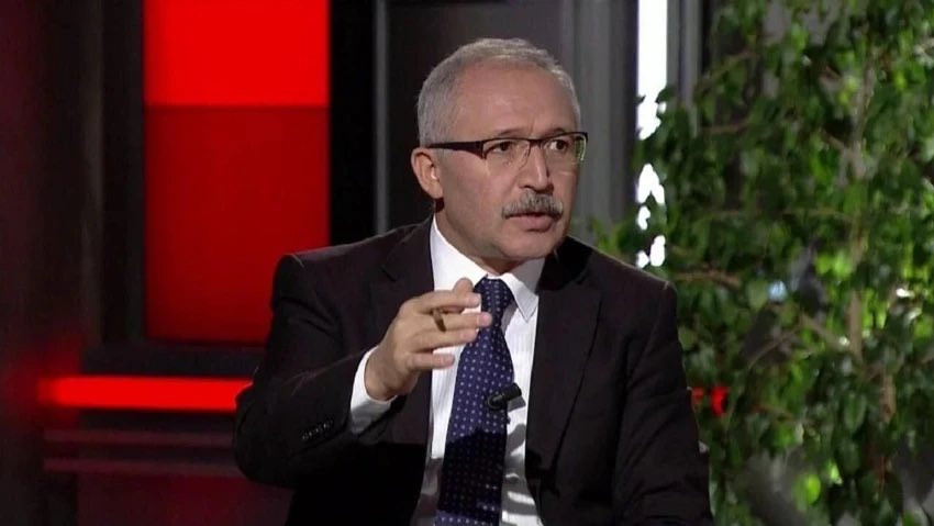 EstrofonHaber's tweet photo. 🔴 #SONDAKİKA | Abdulkadir Selvi:

“Bıçak sırtı bir durum. Eğer foncuların yedikleri burunlarından getirilip, paralar geri alınırsa o zaman rüzgar tersine dönebilir. Yok ama iyi yönetilmezse sıkıntı büyür.” https://t.co/qixGn6ejwv