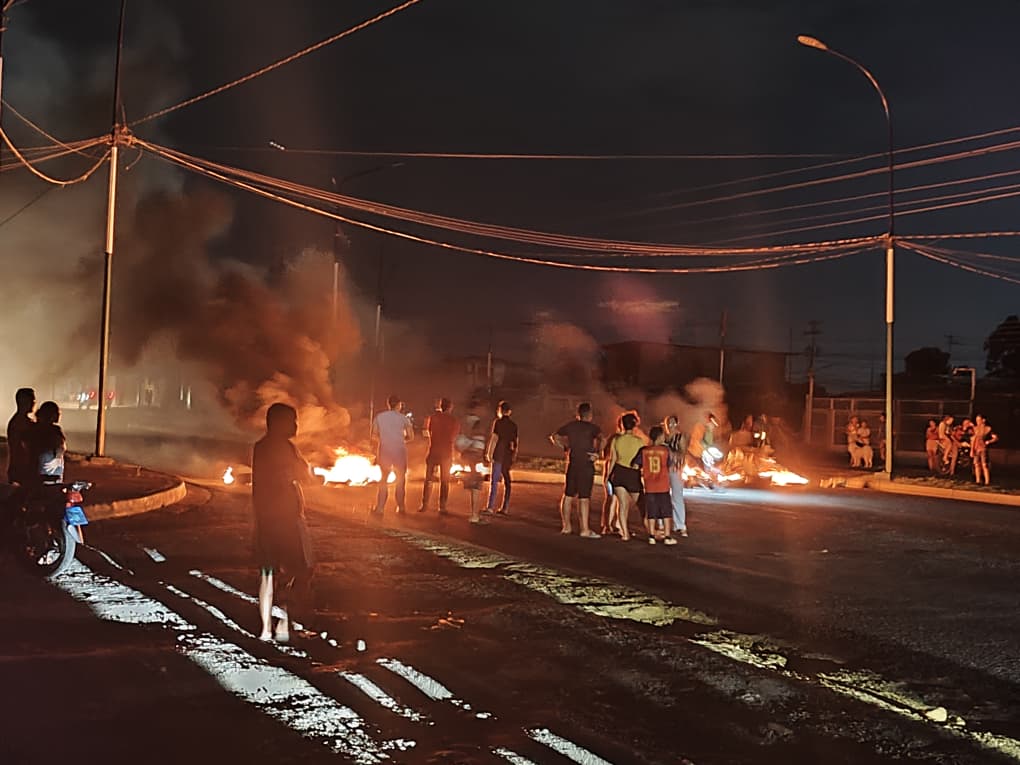 ElPitazoTV's tweet photo. #LosLlanos | Noche de protestas en Portuguesa, Cojedes y Guárico este #29Sep.

En la avenida Circunvalación, a la altura de la entrada de Los Cortijos, en Acarigua, #Portuguesa, vecinos quemaron cauchos en reclamo por un prolongado corte eléctrico que afectó a sectores de Acarigua, Araure y zonas del municipio Páez.

También reportaron interrupciones en El Este, Las Virginias, Bosque de Camoruco, La Carmelo, Los Robles 1, Bellas Artes, La Gomera y sectores del sur de Acarigua. Parte de Chispa, en la parroquia Payara, también permaneció sin servicio desde las 9:40 p.m.

En Araure, usuarios reportaron fallas en Los Robles, Roca del Llano y Villas del Pilar. La avenida Virgen del Pilar fue cerrada por los vecinos, quienes también quemaron cauchos.

En algunas zonas, la electricidad regresó a las 5:10 a. m. de este #30Sep, mientras que en otras el restablecimiento ocurrió más tarde.

Las protestas por los cortes eléctricos también se registraron durante la noche en sectores de #Cojedes, específicamente en Colinas de San Lorenzo, en Tinaco, y en Tinaquillo.

En #Guárico también hubo manifestaciones en Corozo Pando, Calabozo, donde se registró un enfrentamiento entre manifestantes y funcionarios de la Guardia Nacional que acudieron para impedir el cierre de vías. Así como en Las Mercedes del Llano.

Vía: #reporterosElPitazo / @mariangelmoro