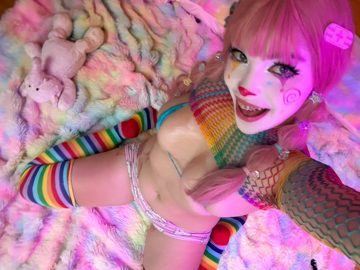 ditzymaru's tweet photo. the clown vs the clussy https://t.co/BwgfjxnrpT