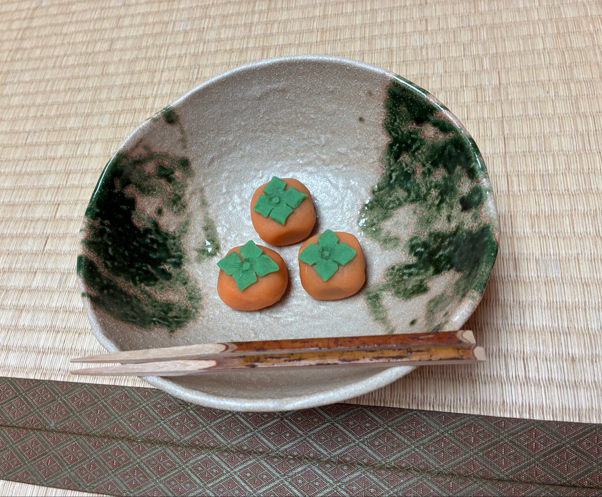 futetsuji's tweet photo. スレッズという美しき世界に
和菓子を器に持って畳に置いた画像を投下したら

「食べ物床に置いてる時点で無理！！！！」

なるご意見をいただきました

素敵なご自宅にお住まいなのだなと思った次第 https://t.co/lvTNm1Fa4d