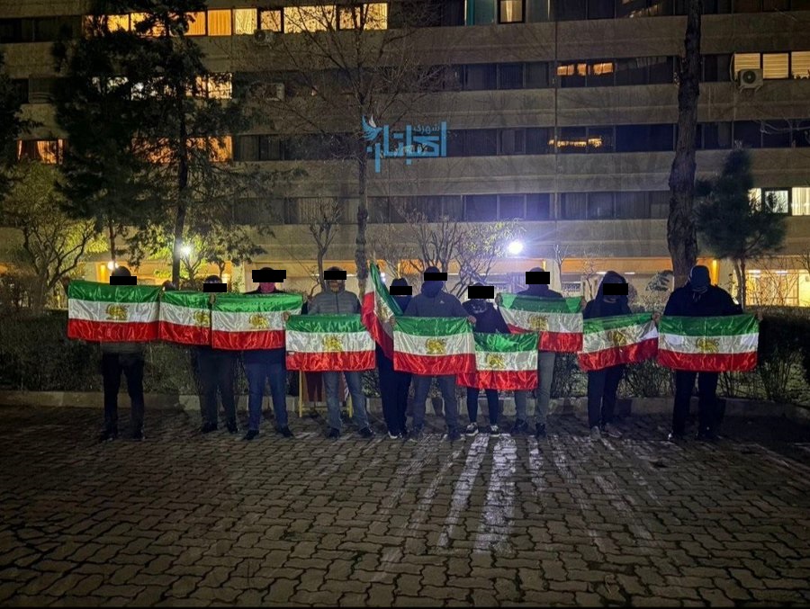 FreeInnocents's tweet photo. به یاد بچه های دربند اکباتان که چهار سال از عمرشون رو بی‌گناه تو زندان گذروندن و در خطر اعدام هستن. 

میلاد آرمون
نوید نجاران
مهدی ایمانی 
محمدمهدی حسینی 

عکس از دی ماه 1404 

#بچه‌های_اکباتان https://t.co/DSO3j24jEH