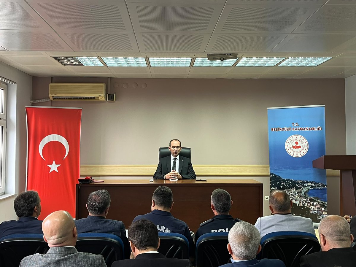 bduzukaymakamlg's tweet photo. 📌 İlçemiz Kaymakamı Sayın Muammer SARIDOĞAN Başkanlığında Muhtarlar Toplantısı Gerçekleştirildi.

İlçemizin genel durumu, mahallelerimizde yürütülen kamu hizmetleri, genel talep ve ihtiyaçlarının değerlendirildiği toplantıya ilgili kurum amirleri de eşlik ettiler 🇹🇷🤝🏛️ https://t.co/C47tJoik0g