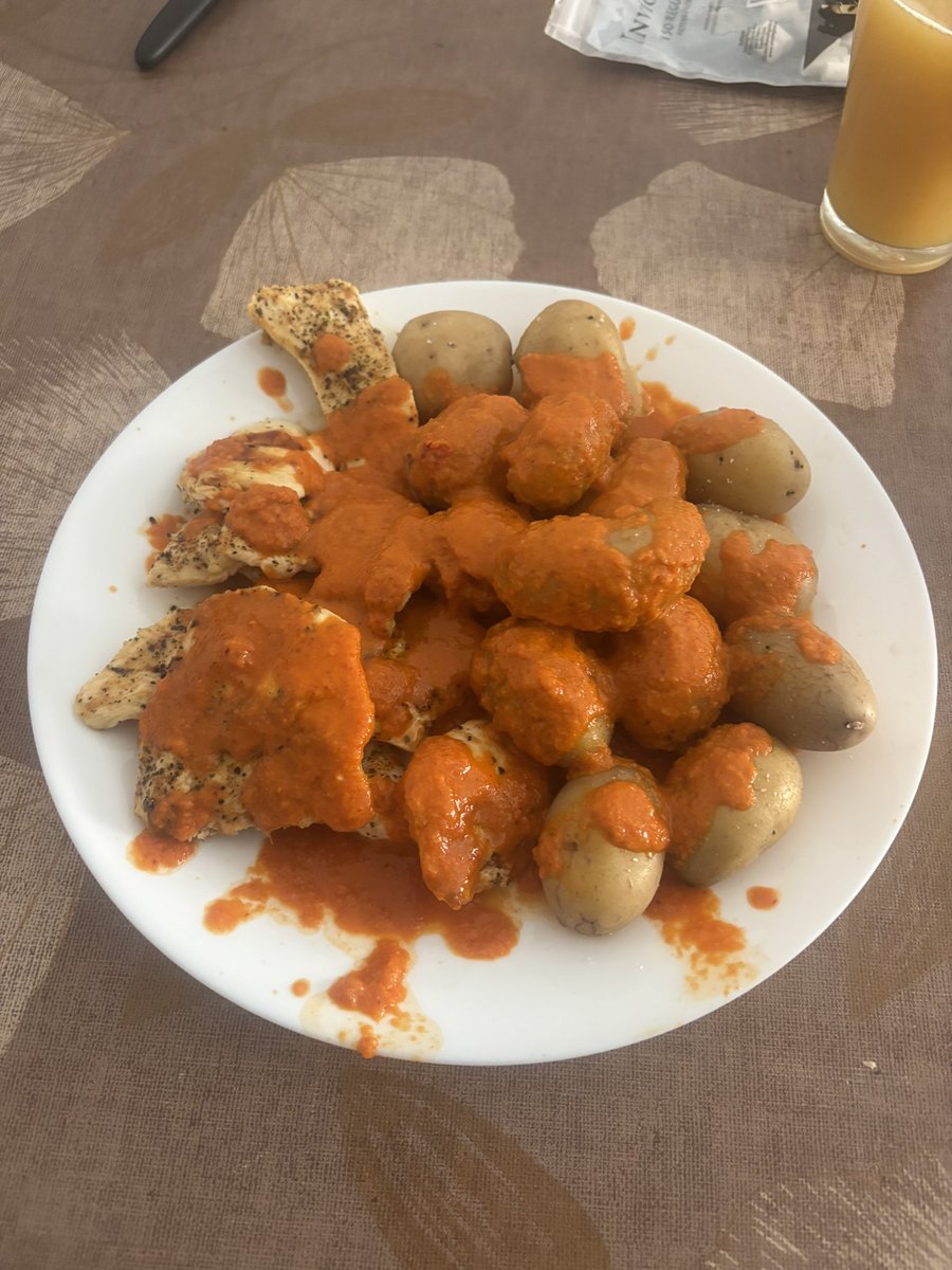 CapoKnnoniere's tweet photo. Las más lindas son putas y las más feas, también - Pollo y papas arrugadas con mojo picón (todo el mojo encima que no tengo ganas de tirarlo en un bol a parte) https://t.co/lYfBUg7dhD