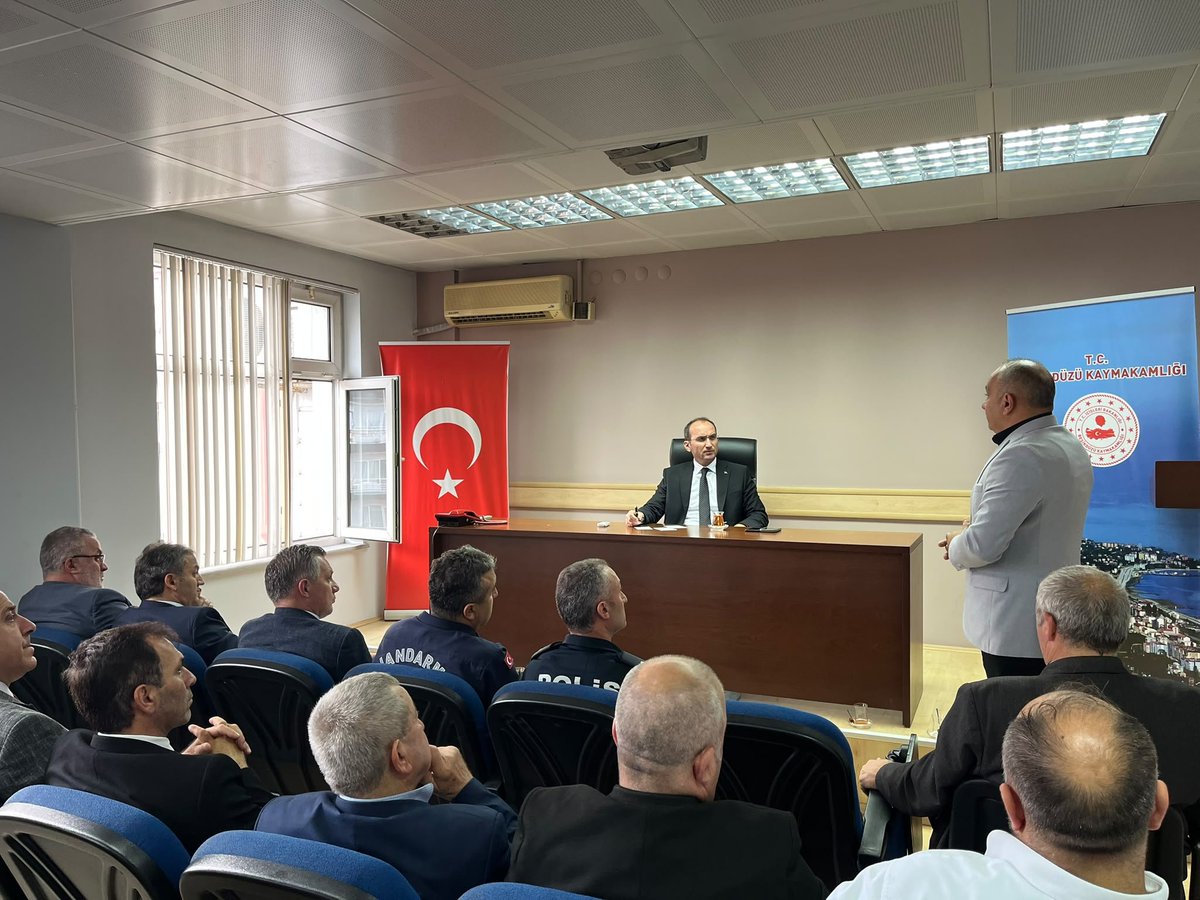 bduzukaymakamlg's tweet photo. 📌 İlçemiz Kaymakamı Sayın Muammer SARIDOĞAN Başkanlığında Muhtarlar Toplantısı Gerçekleştirildi.

İlçemizin genel durumu, mahallelerimizde yürütülen kamu hizmetleri, genel talep ve ihtiyaçlarının değerlendirildiği toplantıya ilgili kurum amirleri de eşlik ettiler 🇹🇷🤝🏛️ https://t.co/C47tJoik0g