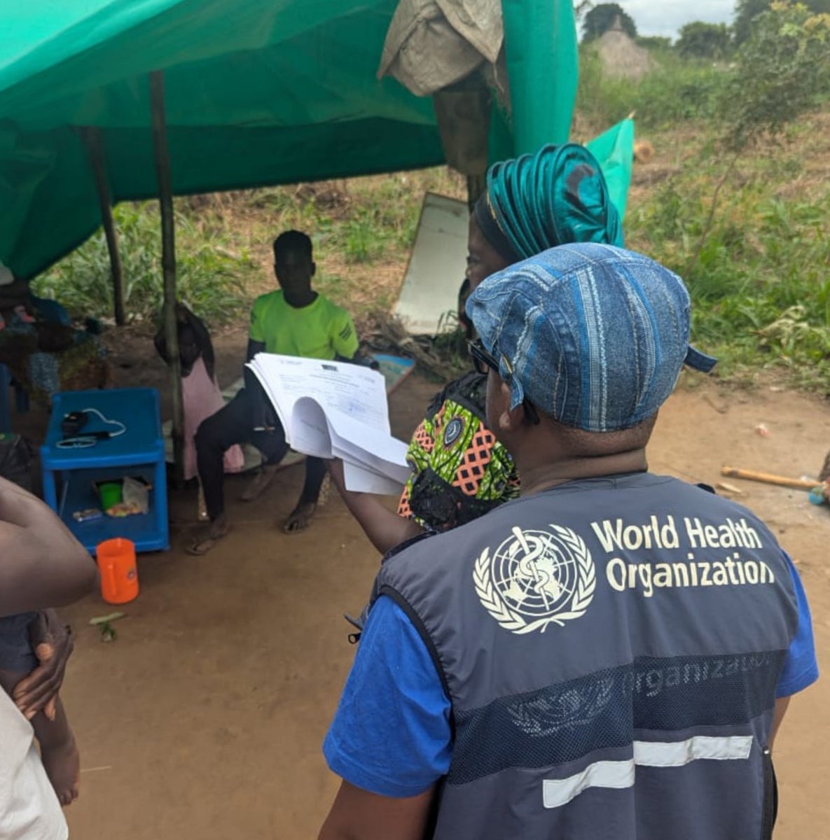 OMSRDCONGO's tweet photo. #Dungu, #Haut_Uélé🇨🇩. Réponse au virus #Bundibugyo. Mission conjointe @MinSanteRDC-@WHO pour consolider surveillance, communication des risques  &amp; prévention et contrôle des infections.

▪️115 personnes sensibilisées au marché de Nagero
▪️Suivi des contacts et visites à domicile. https://t.co/BMjLxycV2N