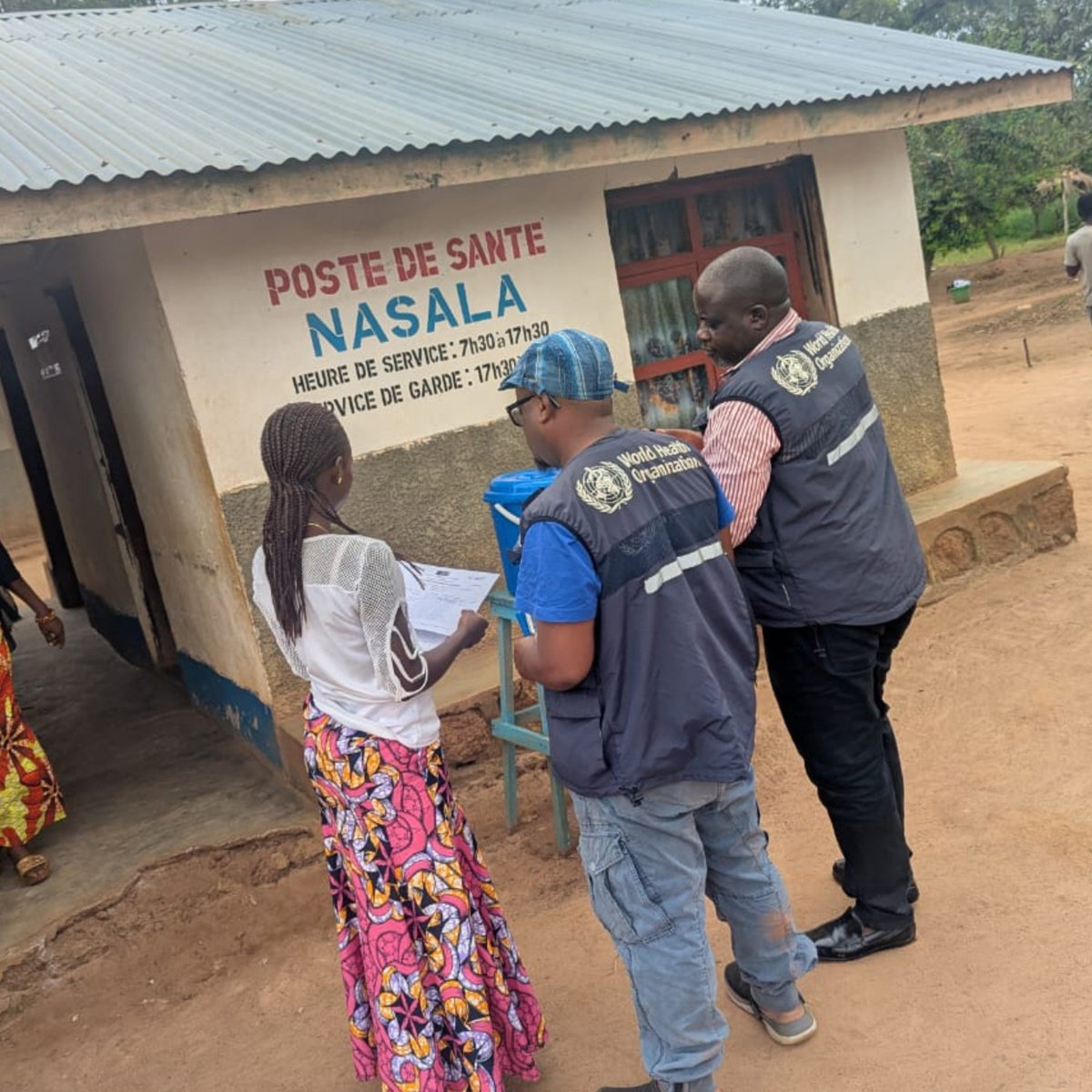 OMSRDCONGO's tweet photo. #Dungu, #Haut_Uélé🇨🇩. Réponse au virus #Bundibugyo. Mission conjointe @MinSanteRDC-@WHO pour consolider surveillance, communication des risques  &amp; prévention et contrôle des infections.

▪️115 personnes sensibilisées au marché de Nagero
▪️Suivi des contacts et visites à domicile. https://t.co/BMjLxycV2N