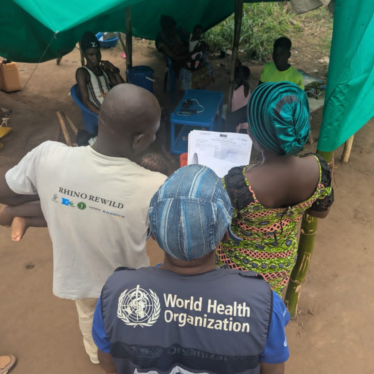 OMSRDCONGO's tweet photo. #Dungu, #Haut_Uélé🇨🇩. Réponse au virus #Bundibugyo. Mission conjointe @MinSanteRDC-@WHO pour consolider surveillance, communication des risques  &amp; prévention et contrôle des infections.

▪️115 personnes sensibilisées au marché de Nagero
▪️Suivi des contacts et visites à domicile. https://t.co/BMjLxycV2N