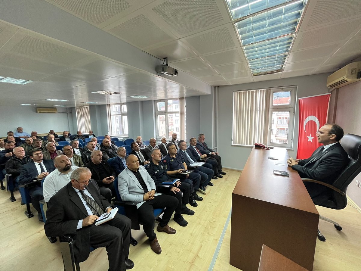 bduzukaymakamlg's tweet photo. 📌 İlçemiz Kaymakamı Sayın Muammer SARIDOĞAN Başkanlığında Muhtarlar Toplantısı Gerçekleştirildi.

İlçemizin genel durumu, mahallelerimizde yürütülen kamu hizmetleri, genel talep ve ihtiyaçlarının değerlendirildiği toplantıya ilgili kurum amirleri de eşlik ettiler 🇹🇷🤝🏛️ https://t.co/C47tJoik0g