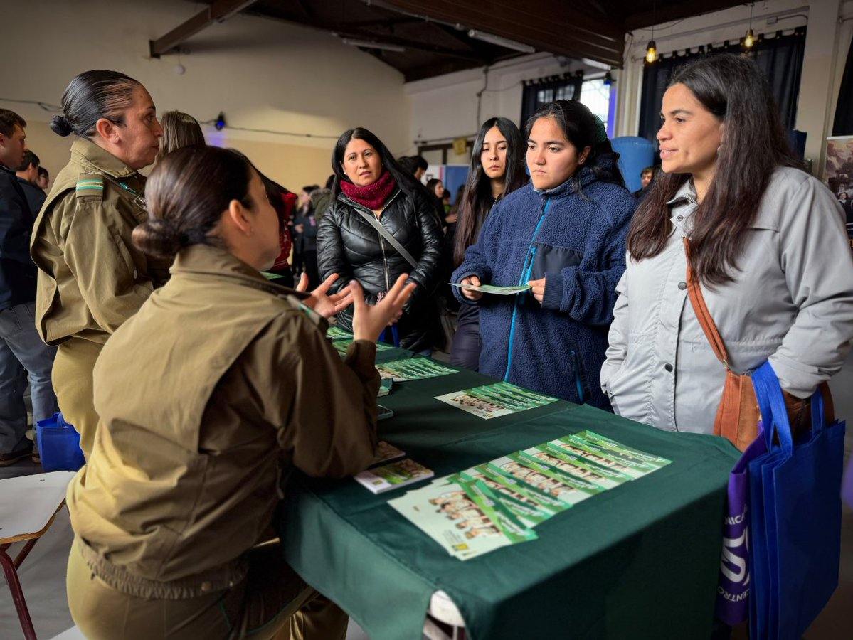 Carab_Maule's tweet photo. Hasta la Feria vocacional efectuada en el Liceo Bicentenario #PabloNeruda de #PARRAL, llegaron nuestros @CarabMicc para incentivar a los estudiantes a postular a la Institución Policial.
Además, se instó a mantener una sana convivencia escolar y respeto entre los compañeros👮💚. https://t.co/eAIaKsz24L