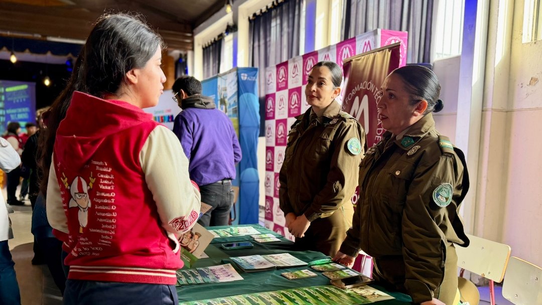 Carab_Maule's tweet photo. Hasta la Feria vocacional efectuada en el Liceo Bicentenario #PabloNeruda de #PARRAL, llegaron nuestros @CarabMicc para incentivar a los estudiantes a postular a la Institución Policial.
Además, se instó a mantener una sana convivencia escolar y respeto entre los compañeros👮💚. https://t.co/eAIaKsz24L