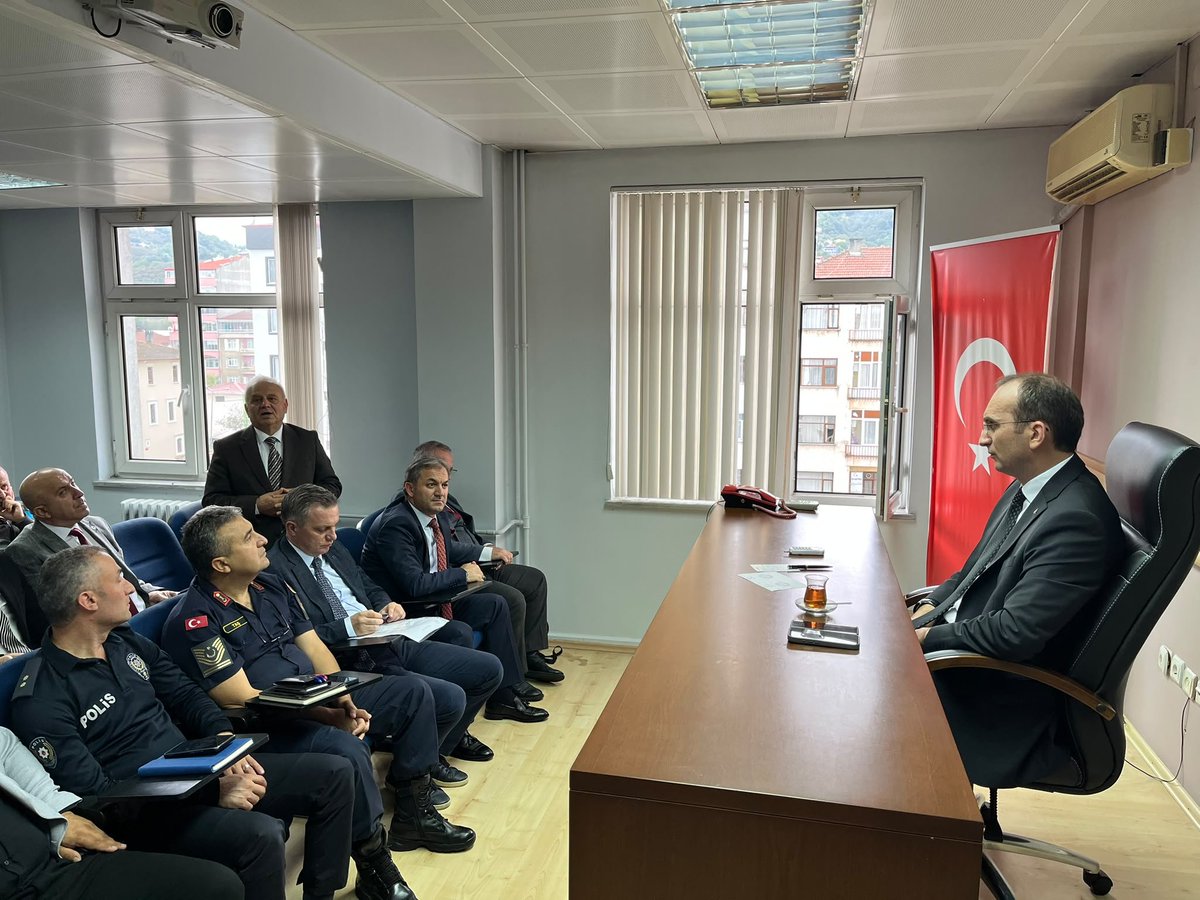 bduzukaymakamlg's tweet photo. 📌 İlçemiz Kaymakamı Sayın Muammer SARIDOĞAN Başkanlığında Muhtarlar Toplantısı Gerçekleştirildi.

İlçemizin genel durumu, mahallelerimizde yürütülen kamu hizmetleri, genel talep ve ihtiyaçlarının değerlendirildiği toplantıya ilgili kurum amirleri de eşlik ettiler 🇹🇷🤝🏛️ https://t.co/C47tJoik0g