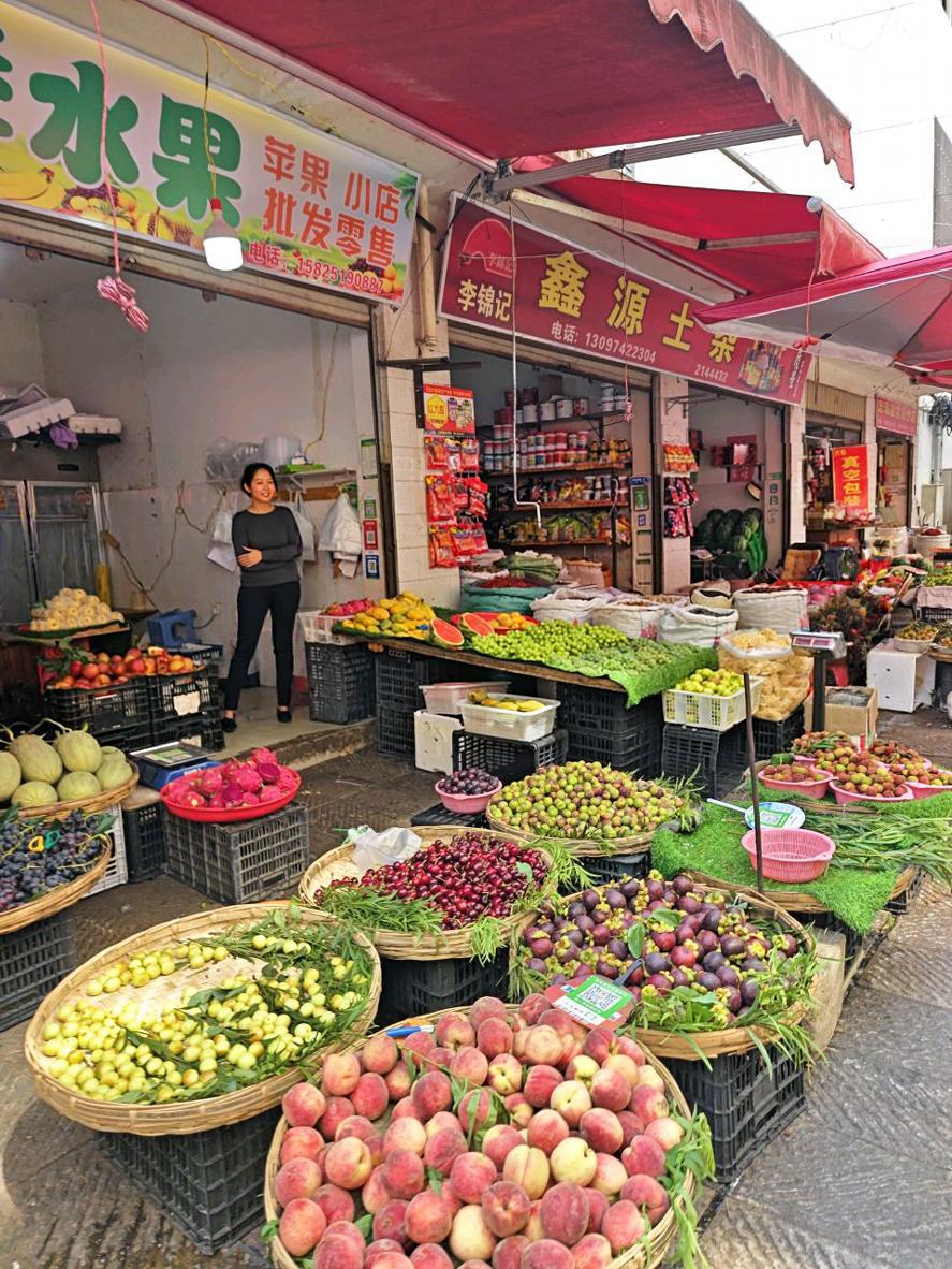 melli_pixel_d3f's tweet photo. I waved my hand to flick the clapper, then said "pā láng xǐ" by the street stall today, the old uncle selling fruit smiled and gave me an extra pear! https://t.co/XyLEhmWXGR