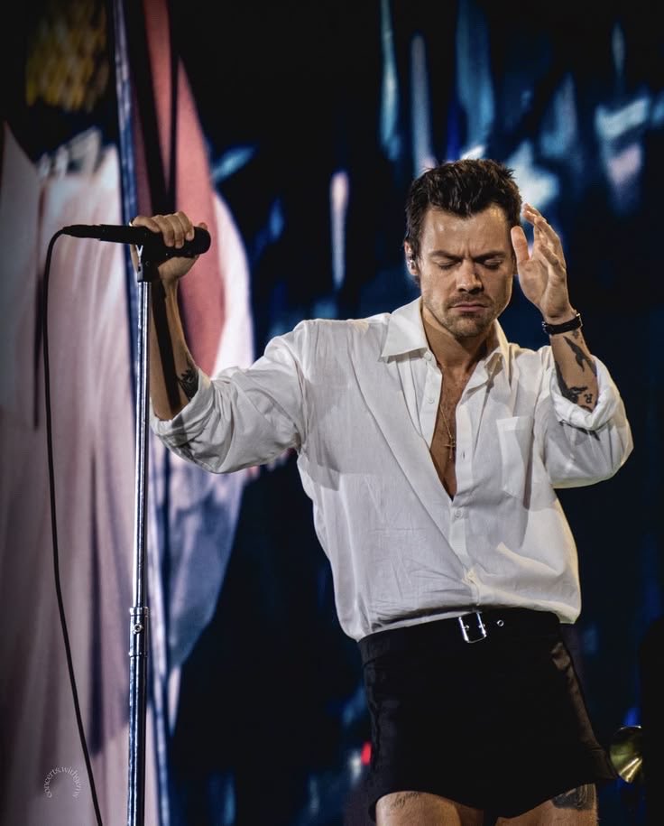 cherrykissyy_'s tweet photo. can we talk about how insane this fit was cause im still not over it https://t.co/nDrDiyuq2J