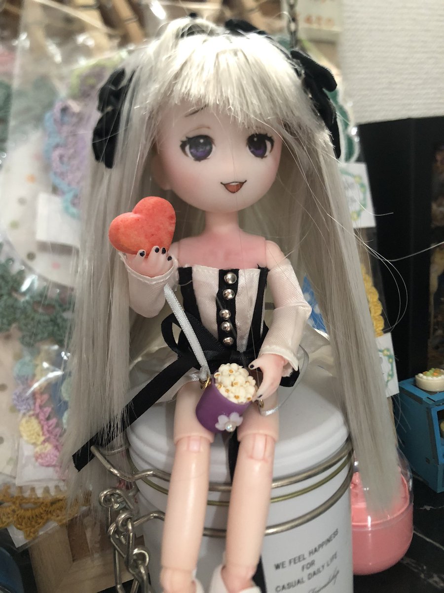 LSnowlily's tweet photo. 購入しに行ってタイニーフォックスのチェリーちゃんに一目惚れ、そのまま自分がお迎え（！？）

ちなみに今年はご縁があって後ろの3人のオーナーになるわ、突然やる気が出てセリアドールで頑張ってキャラドール作ったり、全然違う界隈で繋がった方が実はドールオーナーで一緒にアフヌンしたりした https://t.co/bpsI9iiXDb