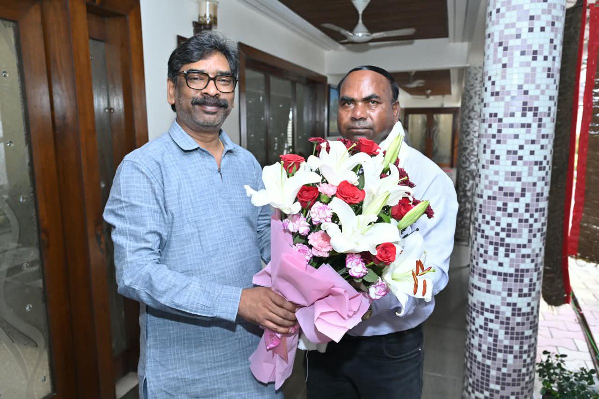 JharkhandCMO's tweet photo. मुख्यमंत्री श्री @HemantSorenJMM  ने मुख्यमंत्री आवासीय कार्यालय में पदस्थापित अनुसेवक श्री अंगद महतो के सेवानिवृत्त होने पर उन्हें भावभीनी विदाई दी। इस मौके पर मुख्यमंत्री ने अनुसेवक को शॉल ओढ़ाकर, स्मृति चिन्ह एवं उपहार भेंटकर सम्मानित किया। https://t.co/UOGeAdaQfL