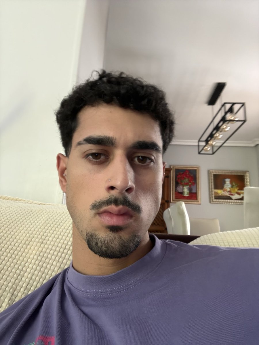 AlphaMasteDan's tweet photo. A punto de entrar en clase… y tú aquí, pendiente de mis pies como si tuvieras algo mejor que hacer. Míralos bien y recuerda quién tiene el control. https://t.co/f0X81mVApq