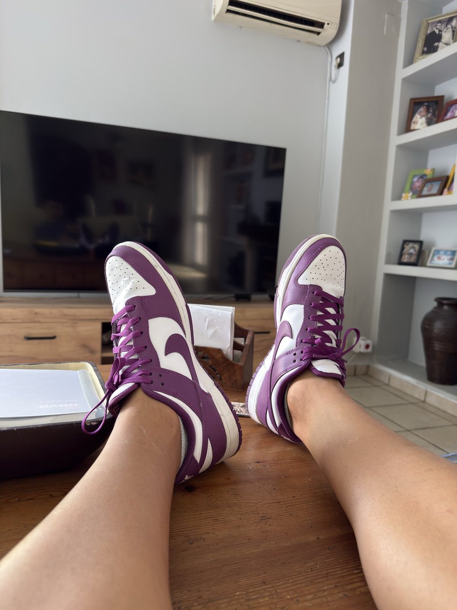 AlphaMasteDan's tweet photo. A punto de entrar en clase… y tú aquí, pendiente de mis pies como si tuvieras algo mejor que hacer. Míralos bien y recuerda quién tiene el control. https://t.co/f0X81mVApq