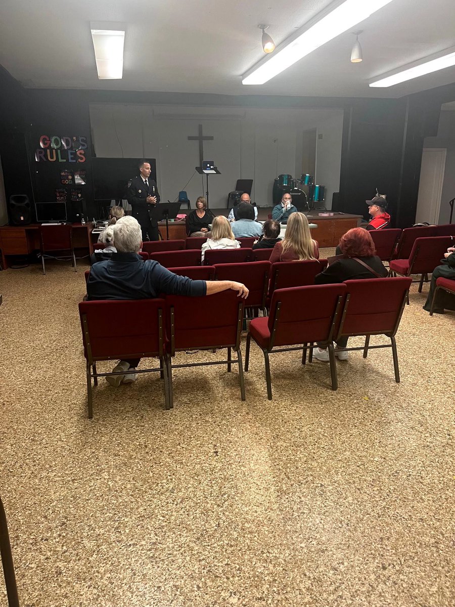 NYPD120Pct's tweet photo. Inspector Waldhelm spoke at last night’s Forest Ave Regional Association Civic Meeting, educating residents and older adults about the uptick in jewelry and phone scams, as well as robberies targeting older adults.

Please stay safe and vigilant. https://t.co/Mql7TIiNRo
