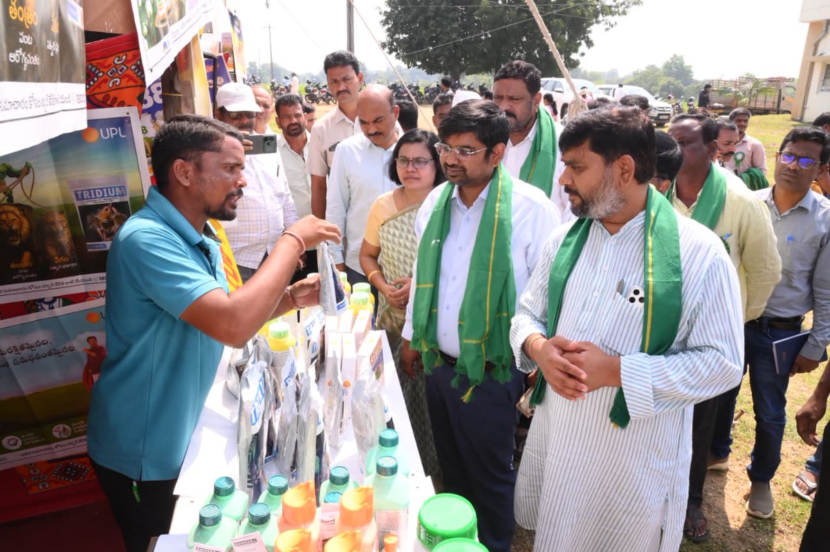 airnews_hyd's tweet photo. 🔹మంచిర్యాల జిల్లా బెల్లంపల్లి కృష��� విజ్ఞాన కేంద్రంలో ఘనంగా కిసాన్ మేళా.
🔹రైతులకు ఆధునిక సాగు పద్ధతులు, ప్రభుత్వ పథకాలపై వివరణ.
@Collector_MNCL
#KisanMela #Bellampally #Mancherial #PalvaiHarish #KumarDeepak #TelanganaAgriculture #Farmers https://t.co/piEJFXaNAr