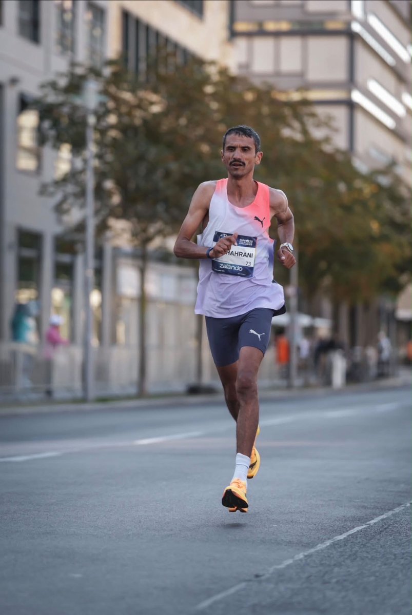 Hadi_Balhareth7's tweet photo. رقم سعودي جديد في الماراثون بزمن 2:16:58 في ماراثون برلين @berlinmarathon ، أحد أسرع ماراثونات العالم، مع تحقيقه المركز الثاني في فئته العمرية (40+). إنجاز يرفع اسم الوطن ويلهم كل عدّاء طموح.. فخورون بك 💚 #ماراثون_برلين # https://t.co/uowiqa3OZX