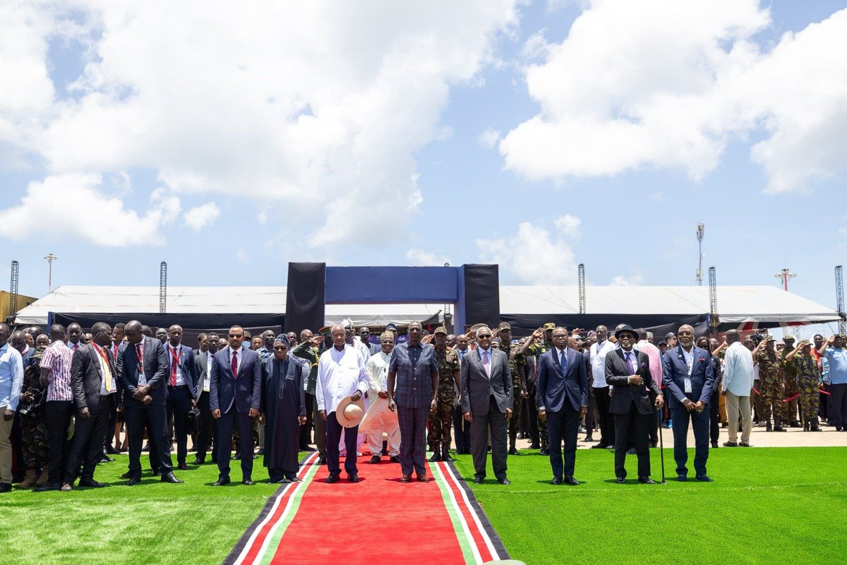 AblaZogbedji's tweet photo. À Lamu, le Président Jean-Lucien Savi de Tové participe au lancement de la raffinerie #DangoteEastAfrica, un projet destiné à renforcer l’offre de produits pétroliers en Afrique de l’Est. 
Une présence qui prolonge l’engagement du #Togo pour l’intégration africaine.
#TgTwittos https://t.co/thKNWlwjMo