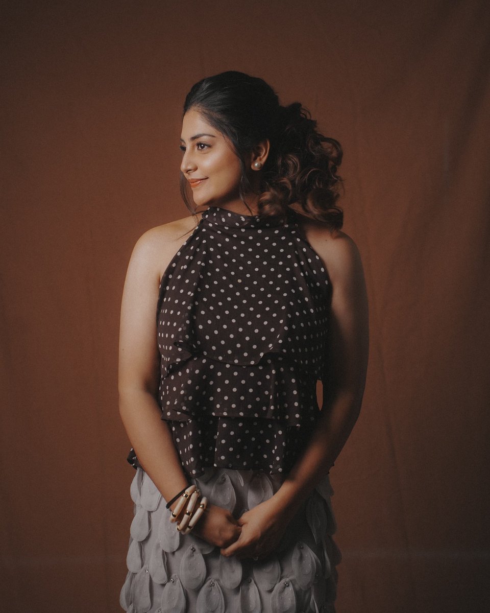 Cinesnacks's tweet photo. She doesn’t pose for the frame, she becomes the frame..In shades of black and silver, she makes charm to simplicity.🖤🤍

@mohan_manjima https://t.co/YA3JWnCQQm