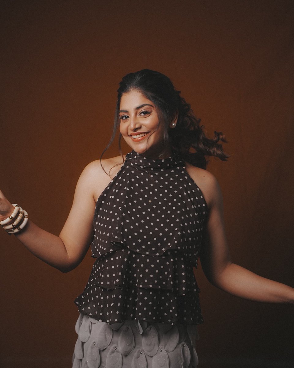 Cinesnacks's tweet photo. She doesn’t pose for the frame, she becomes the frame..In shades of black and silver, she makes charm to simplicity.🖤🤍

@mohan_manjima https://t.co/YA3JWnCQQm