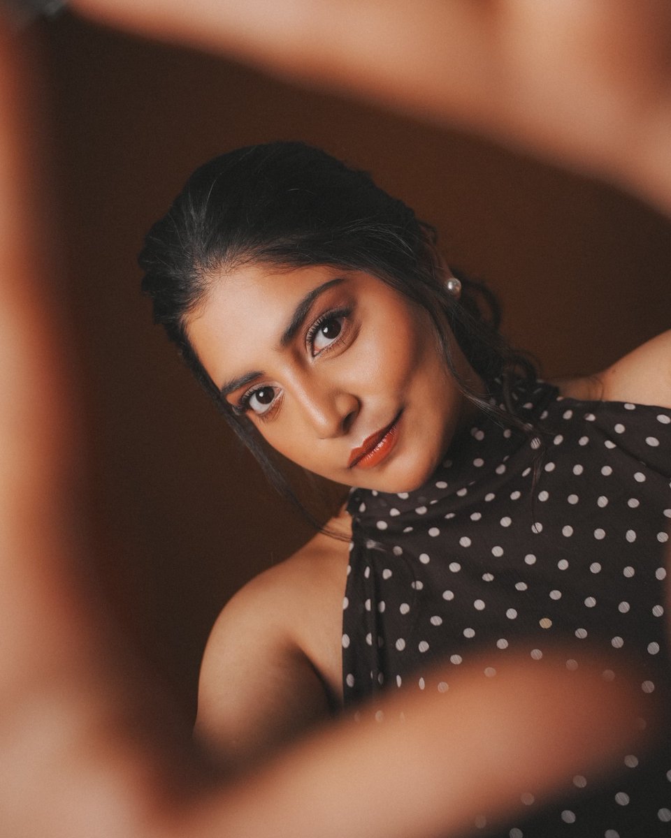 Cinesnacks's tweet photo. She doesn’t pose for the frame, she becomes the frame..In shades of black and silver, she makes charm to simplicity.🖤🤍

@mohan_manjima https://t.co/YA3JWnCQQm
