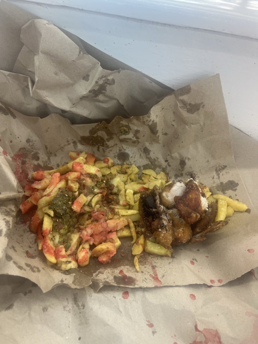 RamzZy_'s tweet photo. Sometimes you don’t even need to touch grass, just go eat at Sanford on a weekday &amp; see how couples are happily creating moments out of everyday simple activities that would be low tier aesthetics on IG. 

Hangdown buster this 😁 https://t.co/FJOG86vrmE