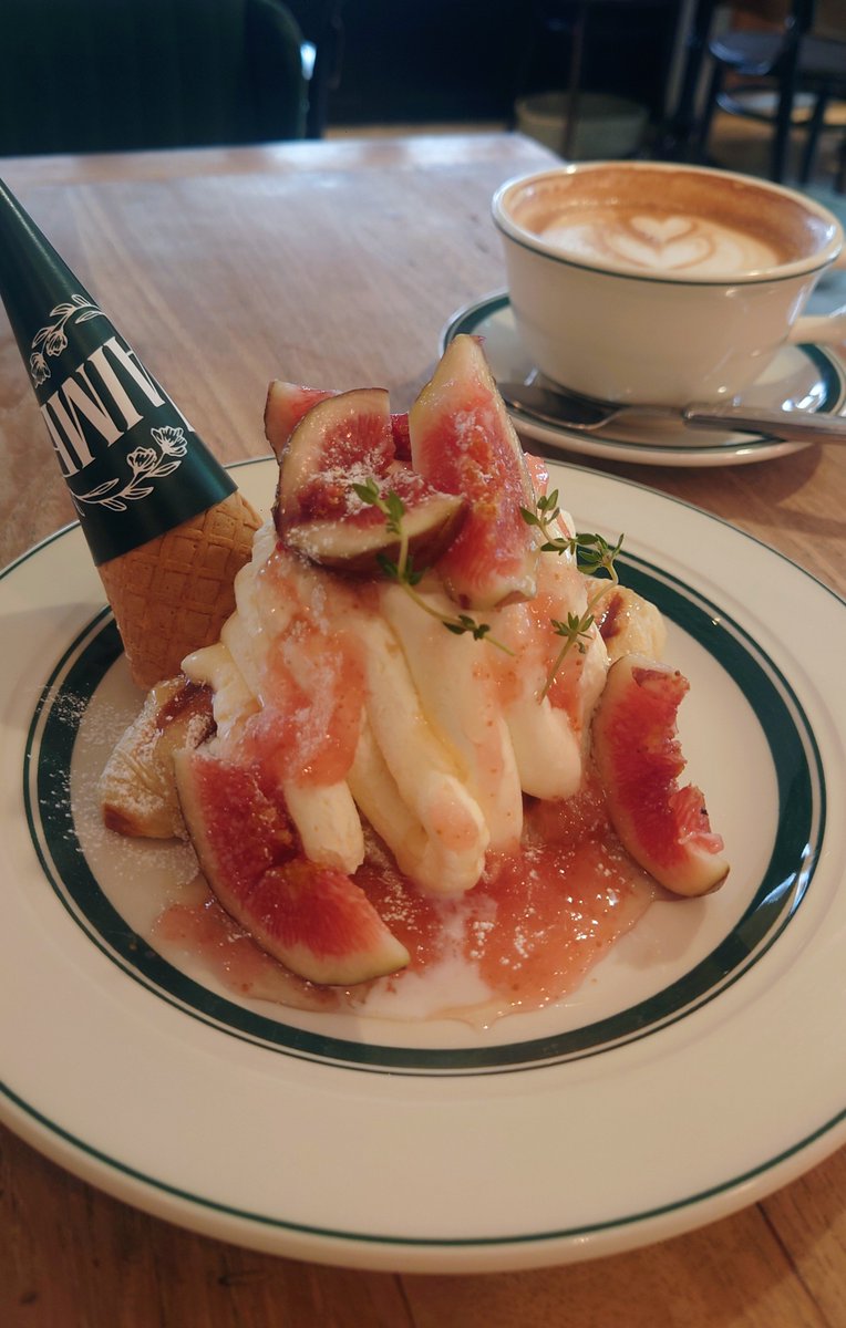 yurutwi's tweet photo. 今日までに消化しないと消えちゃう
夏季休暇があと1日あったので
本日無理やり取得😁

☔で出かける気分になれなかったけど
せっかくなので気になってたCafeに行ってみた

帰りがけにフェラーリ展示されてたので見てきた
カッコヨイ🐎 https://t.co/NU58d4Wj4S