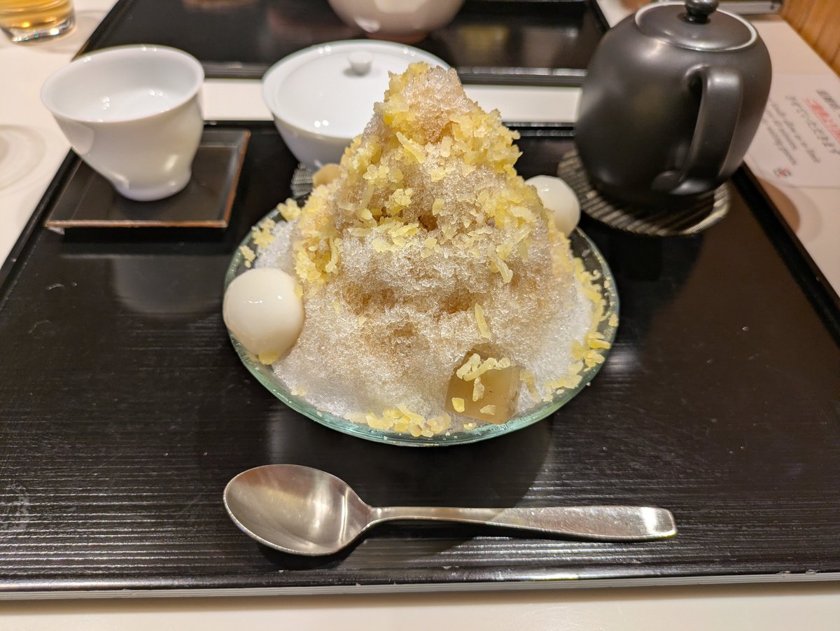 ilgcs46's tweet photo. 舞台装置？があまりに滑らかに動くのとか、額の中の人の脚が見えないのとか、その他色々、どうなってるか分からないけどすごかった…あとマント翻すのがたいへん格好良かったです。
幕間に詰め込んだシェパーズパイとドーナツ。
舞台の前に食べた栗氷（栗餡入り！） https://t.co/10bivrhy5Y
