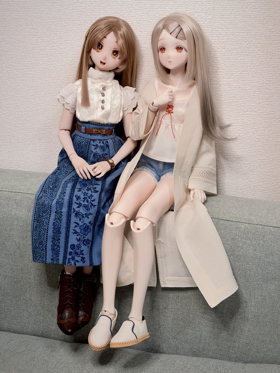Wata_Candy_doll's tweet photo. ついに！待ちに待った
広ちゃんドールがおうちに来ました🎉
千奈ちゃんがお出迎え🥳

うまくヘアピンを付けられるか不安だったけど、前髪の分け目がちゃんとセットされていて付けやすかった！
ドール初心者にも優しくてよき👌
#学マスドール部 https://t.co/q7kHWx8iRt