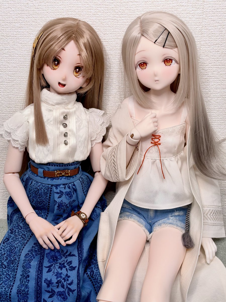 Wata_Candy_doll's tweet photo. ついに！待ちに待った
広ちゃんドールがおうちに来ました🎉
千奈ちゃんがお出迎え🥳

うまくヘアピンを付けられるか不安だったけど、前髪の分け目がちゃんとセットされていて付けやすかった！
ドール初心者にも優しくてよき👌
#学マスドール部 https://t.co/q7kHWx8iRt