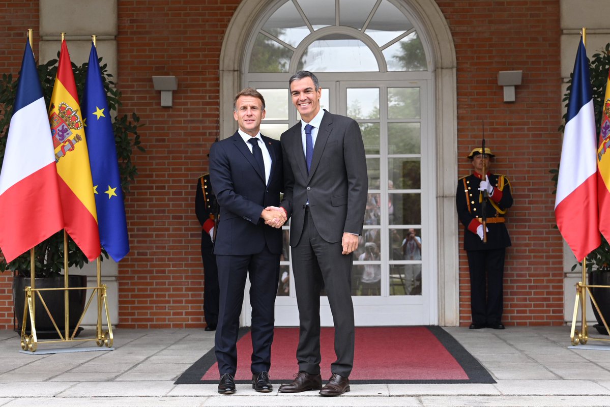 sanchezcastejon's tweet photo. Nuestro continente necesita gobiernos progresistas que crean en la unidad europea, la democracia, la paz, la cooperación entre países, y un desarrollo económico que sea justo y sostenible.

Hoy, junto a @EmmanuelMacron, reafirmamos el compromiso de Francia y España a construir ese futuro común. 

Juntos, por una Europa de progreso.