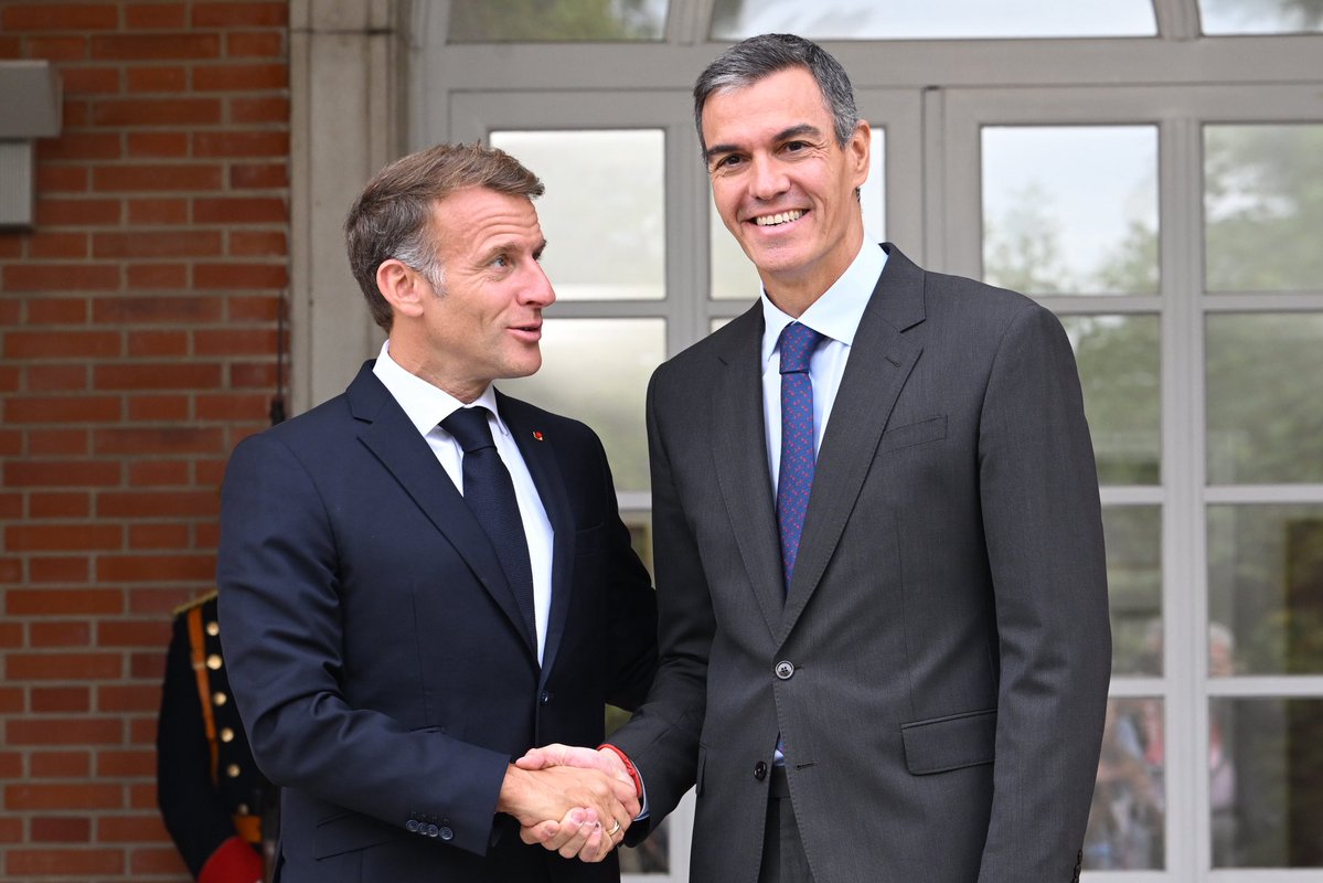 sanchezcastejon's tweet photo. Nuestro continente necesita gobiernos progresistas que crean en la unidad europea, la democracia, la paz, la cooperación entre países, y un desarrollo económico que sea justo y sostenible.

Hoy, junto a @EmmanuelMacron, reafirmamos el compromiso de Francia y España a construir ese futuro común. 

Juntos, por una Europa de progreso.