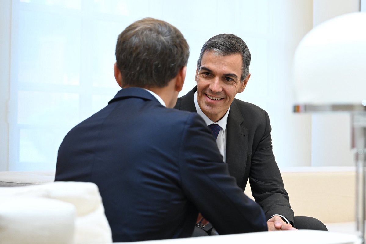 sanchezcastejon's tweet photo. Nuestro continente necesita gobiernos progresistas que crean en la unidad europea, la democracia, la paz, la cooperación entre países, y un desarrollo económico que sea justo y sostenible.

Hoy, junto a @EmmanuelMacron, reafirmamos el compromiso de Francia y España a construir ese futuro común. 

Juntos, por una Europa de progreso.