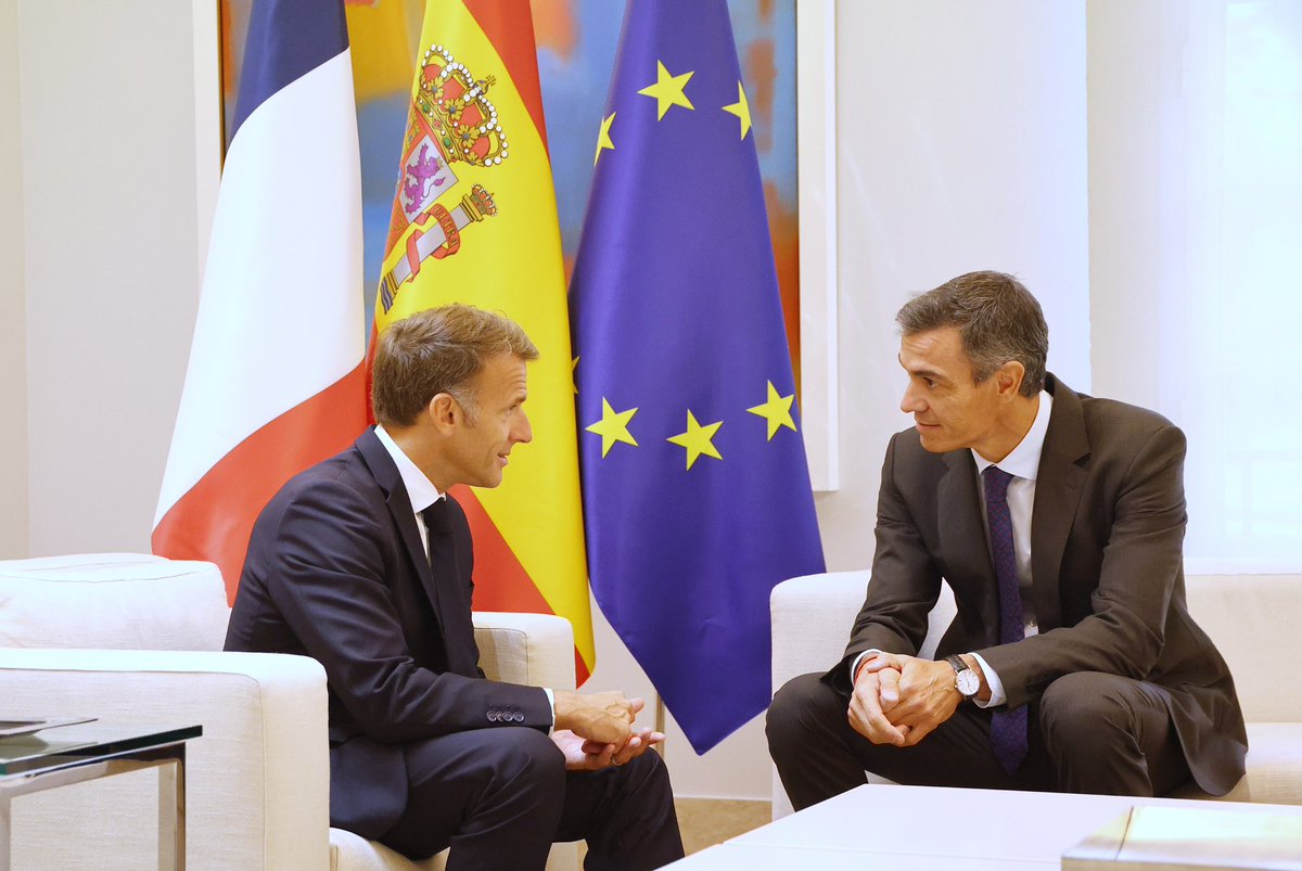 sanchezcastejon's tweet photo. Nuestro continente necesita gobiernos progresistas que crean en la unidad europea, la democracia, la paz, la cooperación entre países, y un desarrollo económico que sea justo y sostenible.

Hoy, junto a @EmmanuelMacron, reafirmamos el compromiso de Francia y España a construir ese futuro común. 

Juntos, por una Europa de progreso.