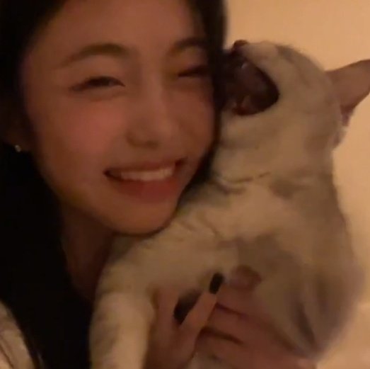 Yunique_o7's tweet photo. 우와 귀엽다 하는데
... https://t.co/qNZNqo3axG