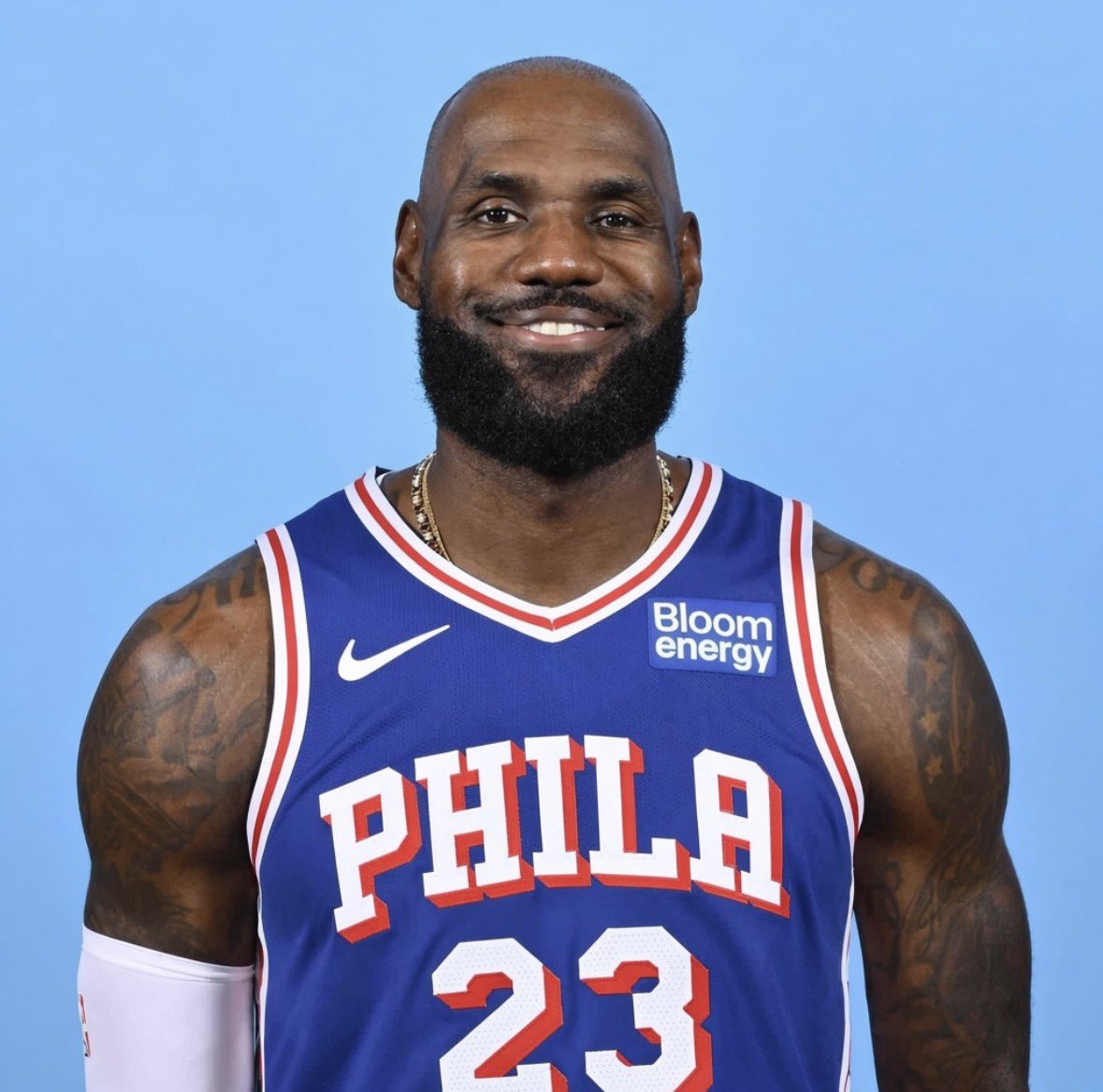 FrenchRapUS's tweet photo. 🚨 ALERTE ! 

LeBron James vient de confirmer cette nuit qu’il vivra à New-York et se rendra CHAQUE JOUR à Philadelphie en hélicoptère pour s’entraîner 🤯

C’est tellement ridicule… https://t.co/SVoyJhFv6E