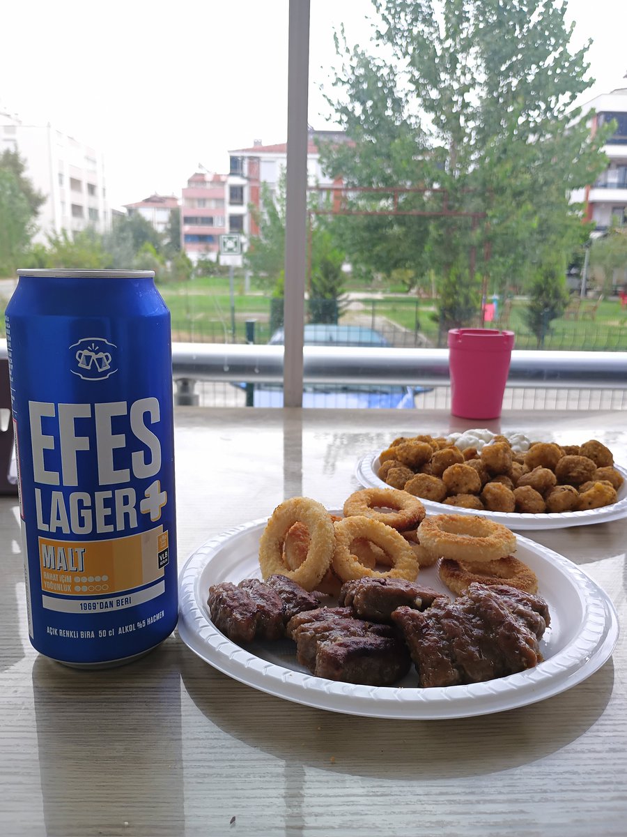 soneryozcu's tweet photo. #bira
#efespilsen
#tuborg
#öğkeyemegi
#atıştırma
#keyif
#kızartma
#edremit
#akçay
Hava hafif yağmurlu bira eşliğinde yemek yemek harika ✌️😉 https://t.co/2lhbn1IcFe