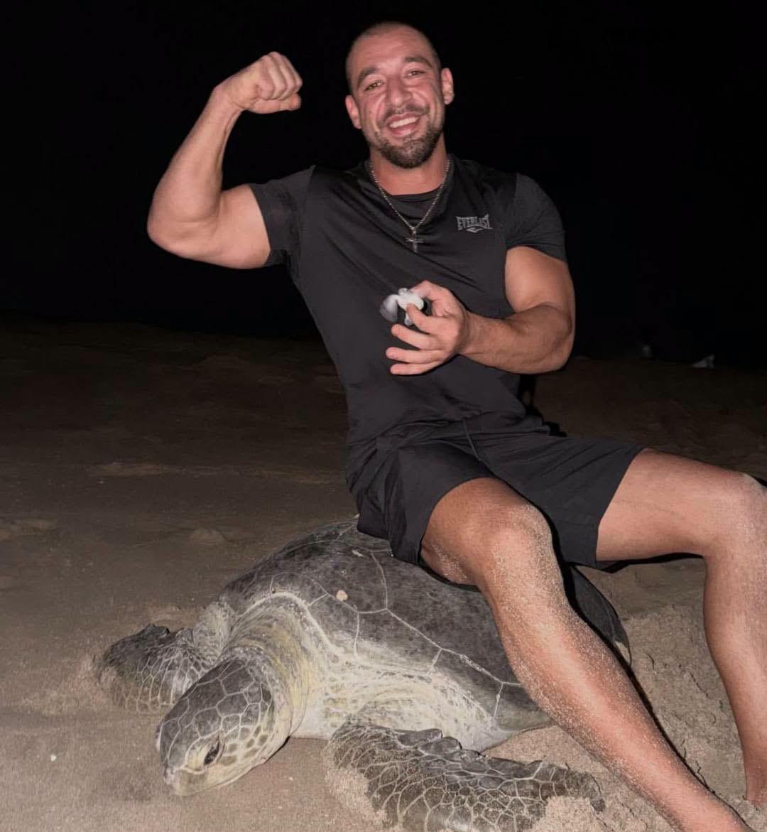 ceciarmy's tweet photo. Una pareja de turistas se sienta sobre una tortuga marina y manipula crías recién nacidas en una zona protegida de Omán. Las autoridades han confirmado que incumplieron las normas de protección de la fauna y tomarán medidas legales contra ellos. https://t.co/T9G3TvT4B9