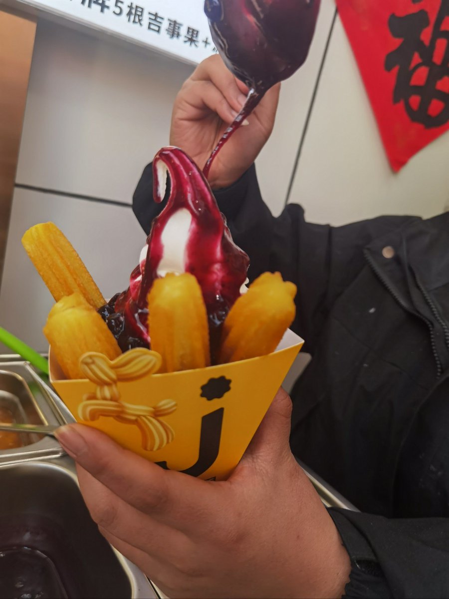 Kyongrowliabg's tweet photo. Churros recién fritos, crujientes por fuera y tiernos por dentro, con azúcar y chocolate caliente! Perfecto para antojarme después de caminar por la ciudad. https://t.co/CsNcBEt5ZY