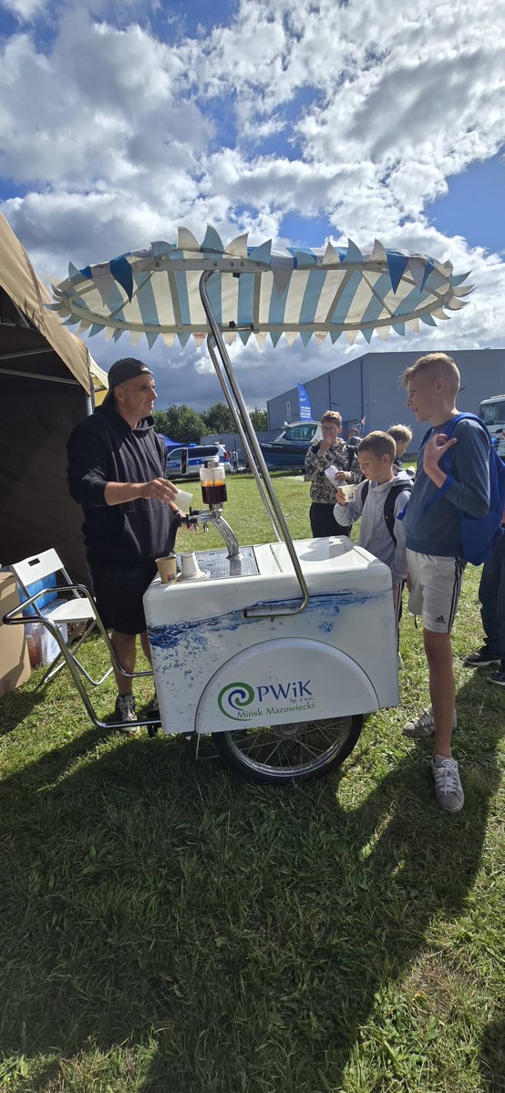 MinskPwik's tweet photo. Na zaproszenie Zakładu Komunalnego w Dębem Wielkim nasz Miński Saturator pojawił się na Pikniku Ekologicznym 

Była to świetna okazja do rozmów o ekologii, wodzie i codziennych działaniach, które pomagają dbać o środowisko.

#PWiK #DębeWielkie #Ekologia https://t.co/hsmeLb175p