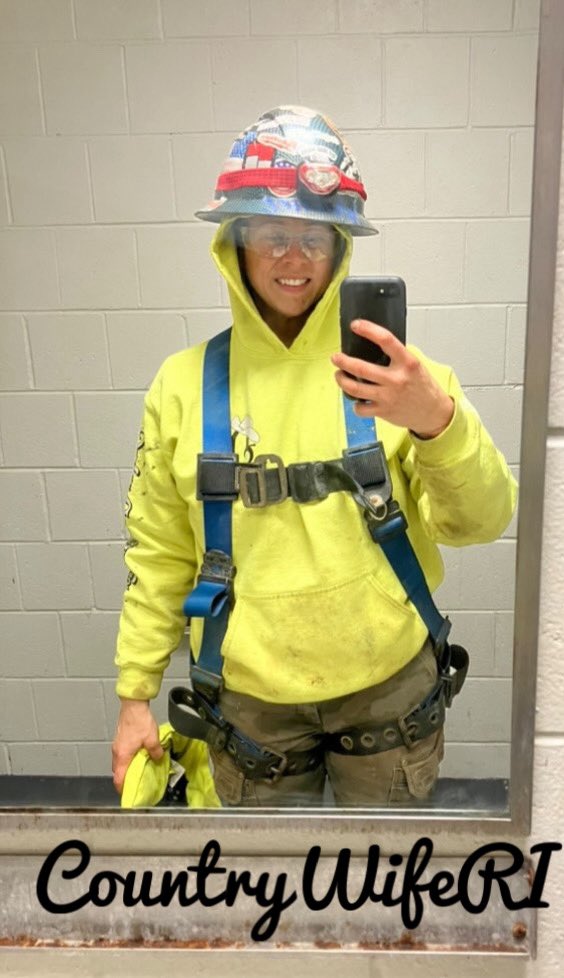 CountryWifeRI's tweet photo. Here I am!! Blue collar babe for your hump day viewing pleasure💙 https://t.co/q1Nc2G3fW4