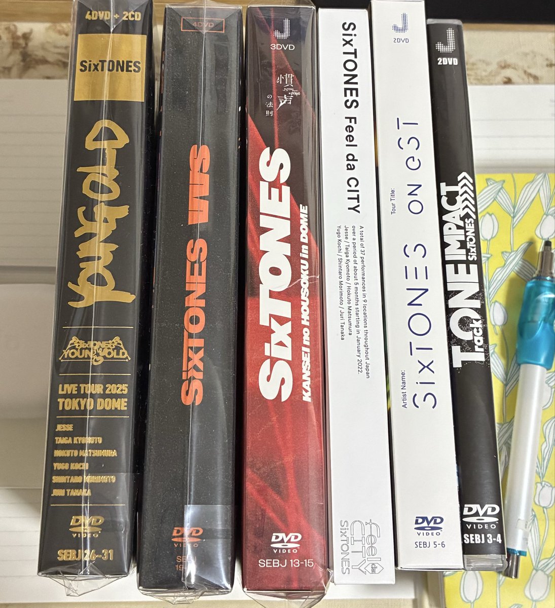 hcwysc's tweet photo. 1週間前までSixTONESの曲は" imitation rain〜♪" のフレーズしか知らなかった私の元へライブDVDが揃った🥳 どれから見ようかな〜と考えながら、ここ1週間見まくってた公式YouTubeにアップされてる方見ちゃう(笑) https://t.co/aaTMd5TpYv
