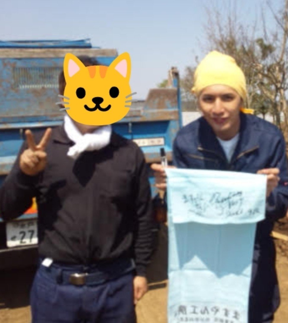 MasuyanY80013's tweet photo. 最近WEST.のメンバーの藤井流星さんの事を投稿しましたが今日でグループ活動終了なんですよね🥲数年前に仕事の現場に流星さん来られて丸1日一緒にお仕事出来て一生の思い出になりました✨️記念撮影またサインを書いて頂きありがとうございました🌱 #WESTꓸ #藤井流星　さん https://t.co/Zatp3Gpdol