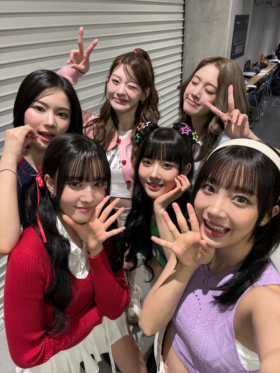 MIJO2207's tweet photo. 髪色が全員暗色系になったことは何度かあったけど、ここまで黒に近いのはなかなか珍しいかも👩

私黒髪大好きだから個人的には嬉しい🫶

#STAYC #스테이씨 https://t.co/yXC9kLEY2c