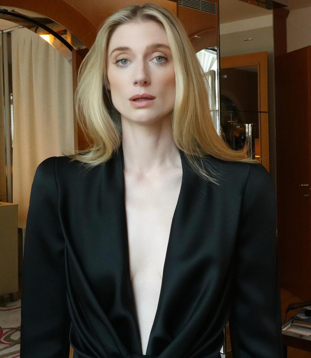 dailyedebicki's tweet photo. Elizabeth Debicki getting ready for Balmain Show in Paris Fashion Week

💄makeup by lipstickkelly https://t.co/JPhDR9tZ4U
