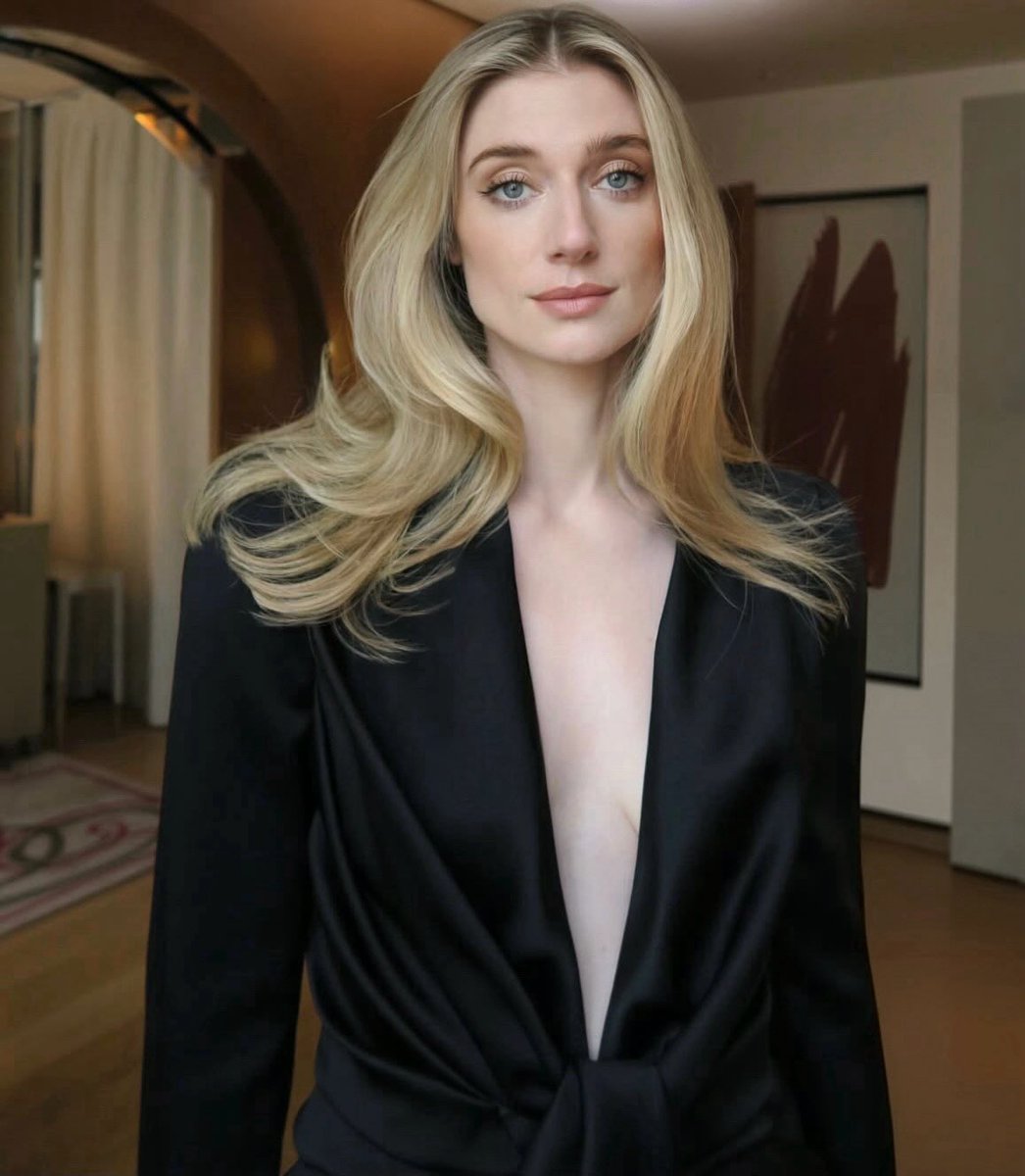 dailyedebicki's tweet photo. Elizabeth Debicki getting ready for Balmain Show in Paris Fashion Week

💄makeup by lipstickkelly https://t.co/JPhDR9tZ4U