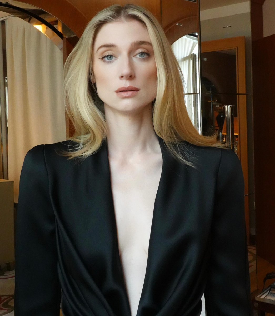 dailyedebicki's tweet photo. Elizabeth Debicki getting ready for Balmain Show in Paris Fashion Week

💄makeup by lipstickkelly https://t.co/JPhDR9tZ4U
